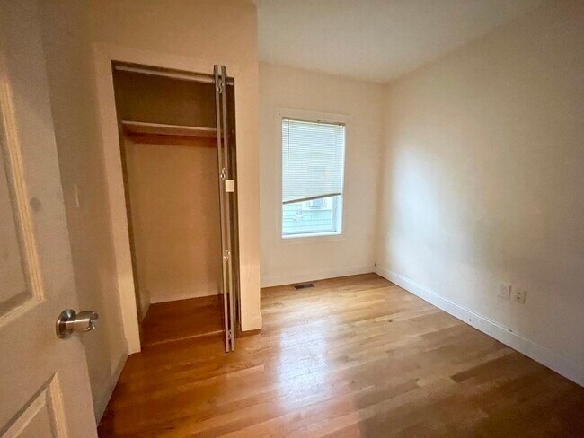 Building Photo - 128 Hillside St