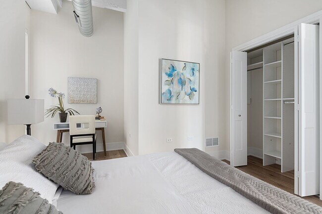 Building Photo - 1610 N Normandy Ave