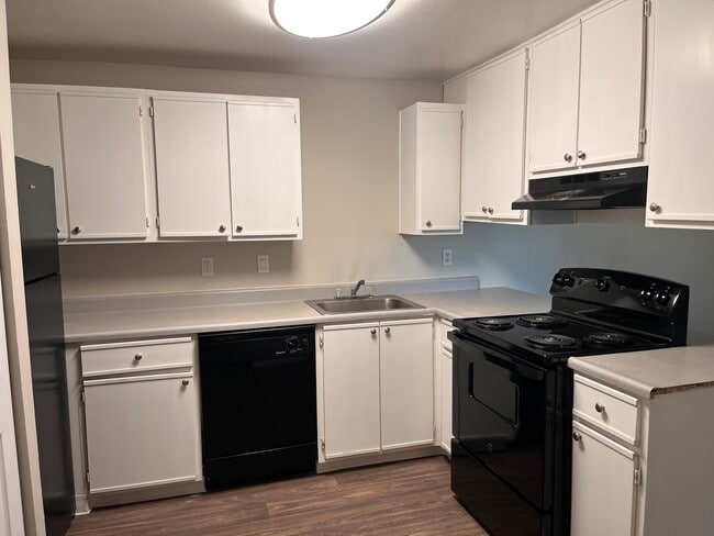 Building Photo - Top Floor 2 Bedroom 1 Bath! $1000 Off First Full Month! Top Floor!