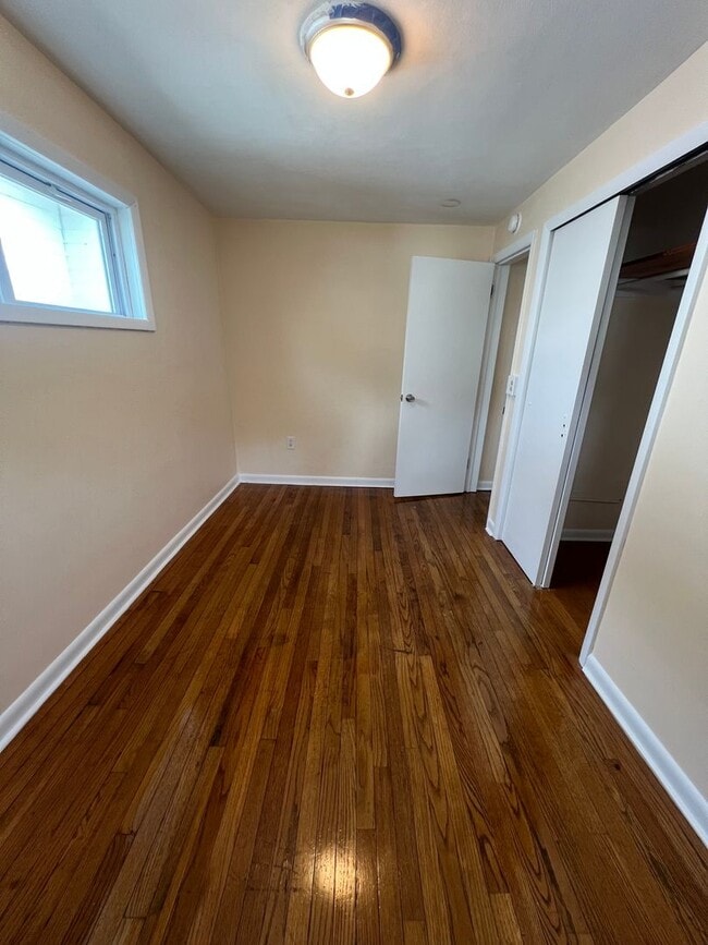 Building Photo - Large 2 Bed/1 Bath Single Family Home - $1...