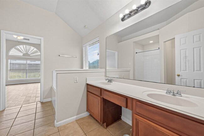 Building Photo - 9127 N Ferndale Pl Dr