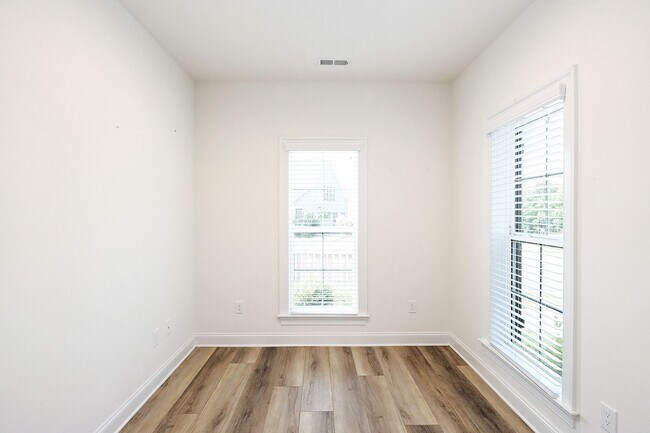 Building Photo - Pet-Friendly Old Trail Home With Fenced Yard