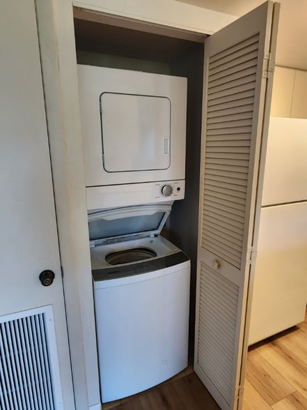 Building Photo - 7406 Lake Breeze Dr