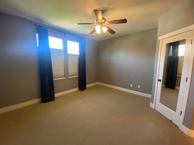 Building Photo - Newer Multi-Level Downtown Townhouse with Double Master Bedrooms