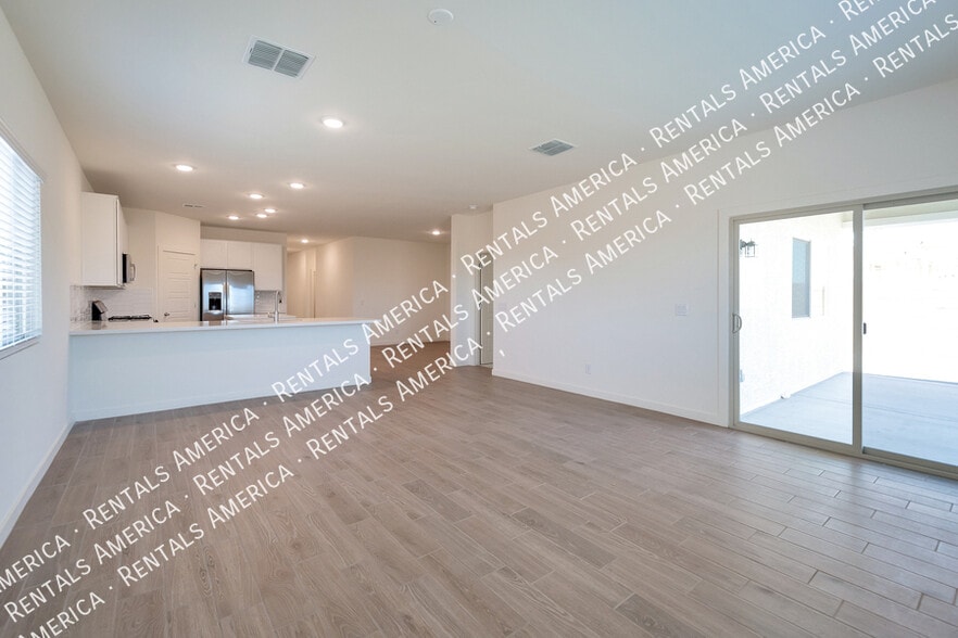 Building Photo - 614 E Diamond Dr