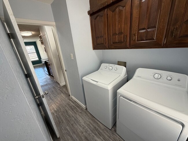 Building Photo - 3 BED/2 BATH/2 CAR GARAGE: AVAILABLE NOW!!