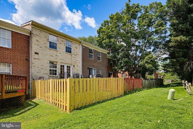 Building Photo - 8769 Hayshed Ln