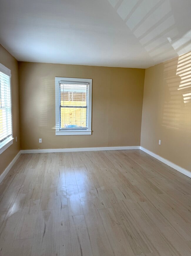 Building Photo - 1602 Drake Ave