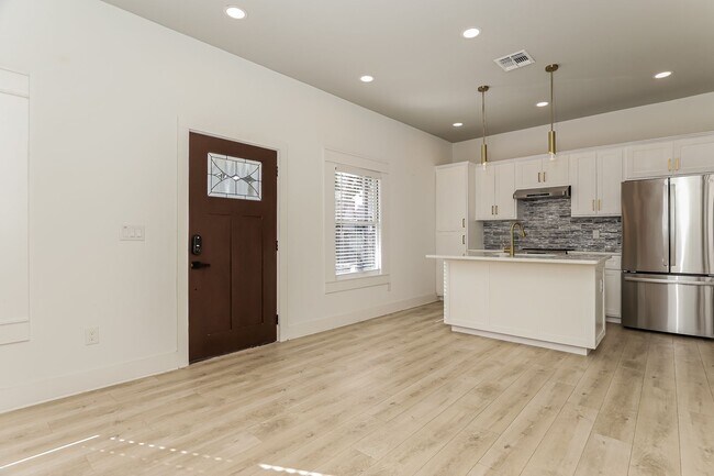 Building Photo - 120 E Magnolia Ave