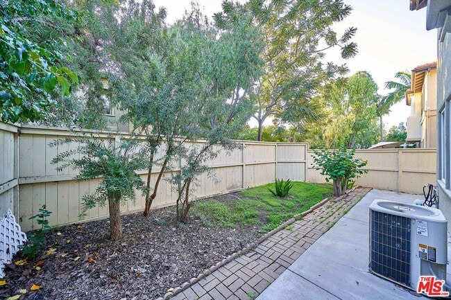 Building Photo - 915 Somerville