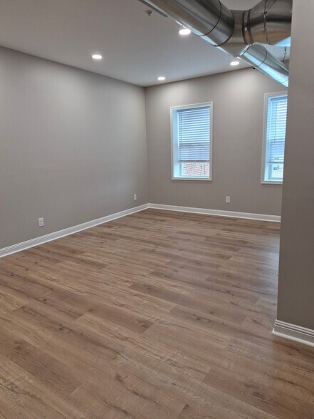 Building Photo - 111 E Main St