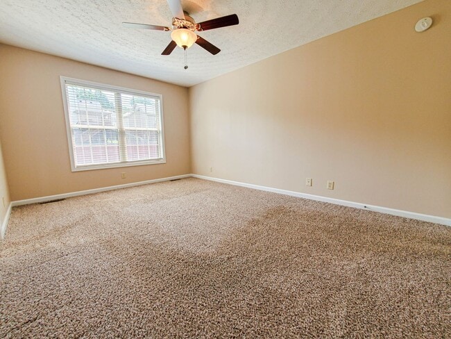 Building Photo - Pet Friendly Three Bedroom!