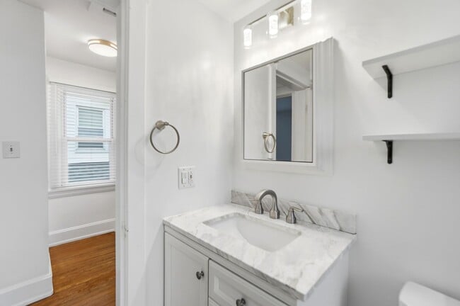 Building Photo - 2 Bed 2 Bath in Oakley!