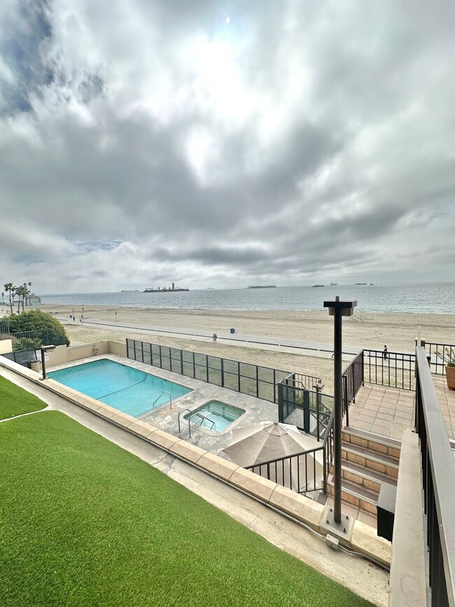 Building Photo - Alamitos Beach Ocean Front 1 Bedroom Condo