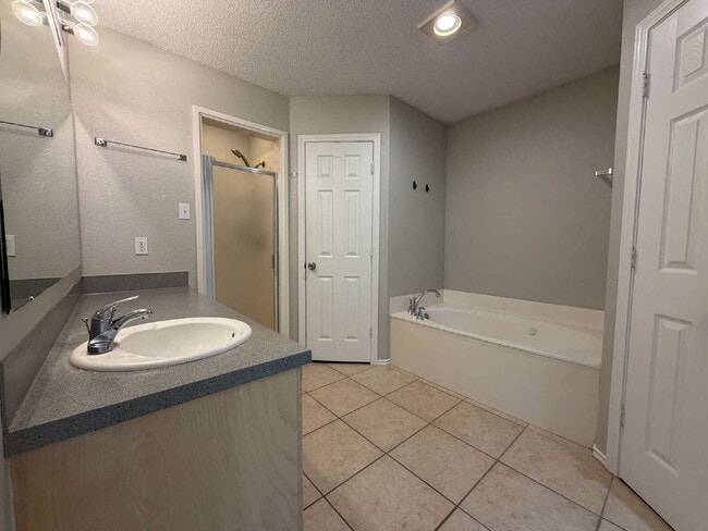 Building Photo - "Spacious 3-Bedroom Haven with 2 Full Baths – 1,592 Sq Ft of Comfort in Lubbock!"