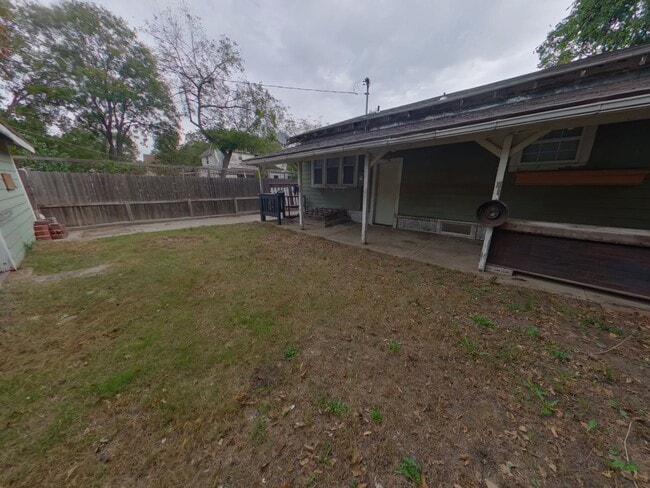 Building Photo - 411 S Poplar St