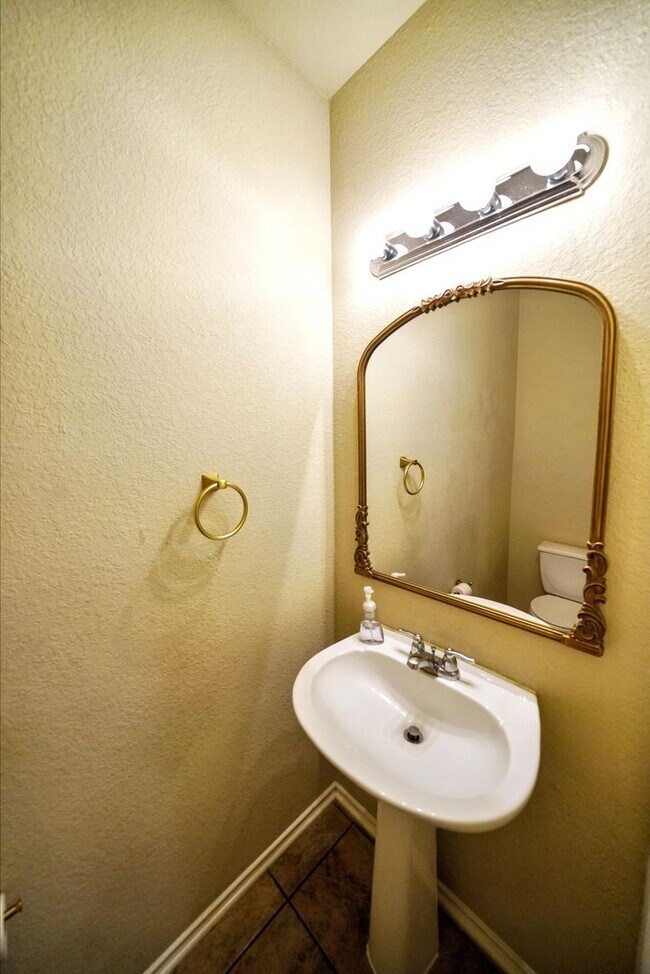 Building Photo - Gorgeous 5-Bedroom, 3.5-Bathroom Home Near...