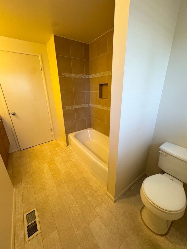 Building Photo - Mid-century modern view 3 bed house on top private drive with view of valley