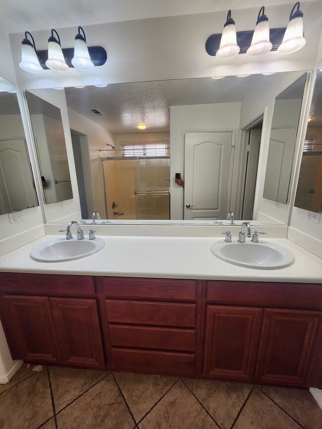 Building Photo - Chino 4 bedroom Beauty