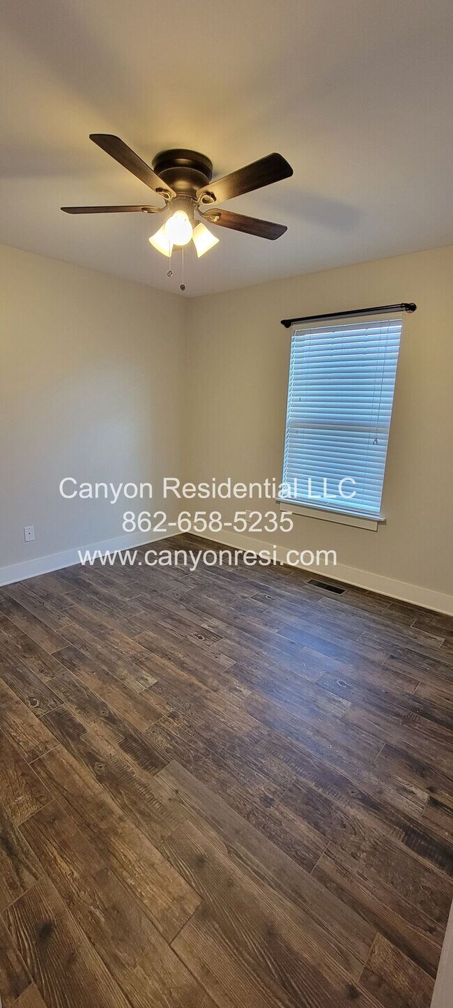 Building Photo - Nice Sized 4 Bed 3 Bath home in great location!