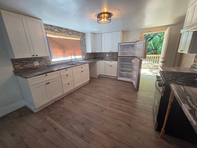 Building Photo - Lower newly remodeled 3 bedroom unit