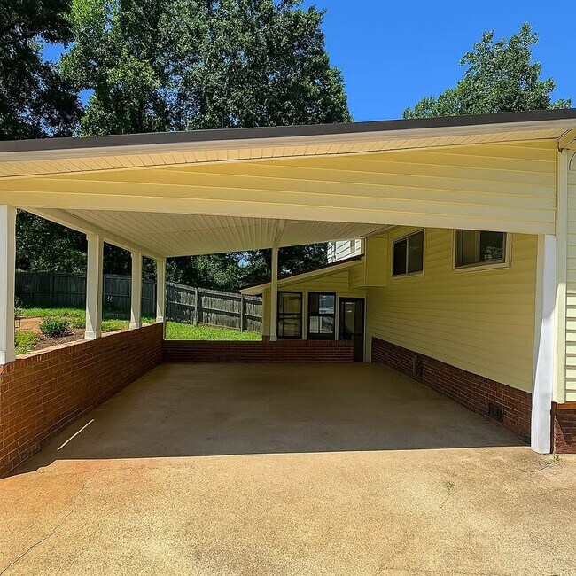 Building Photo - 218 Fernleaf Dr