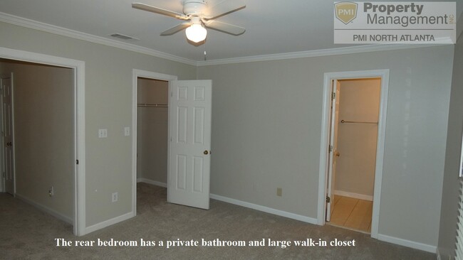 Building Photo - Charming townhome is gated community!