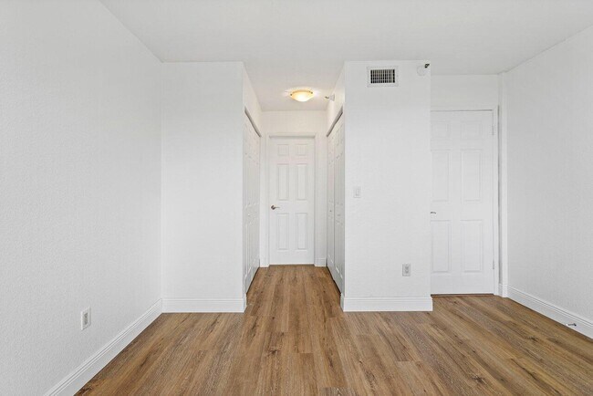 Building Photo - 135 Yacht Club Way