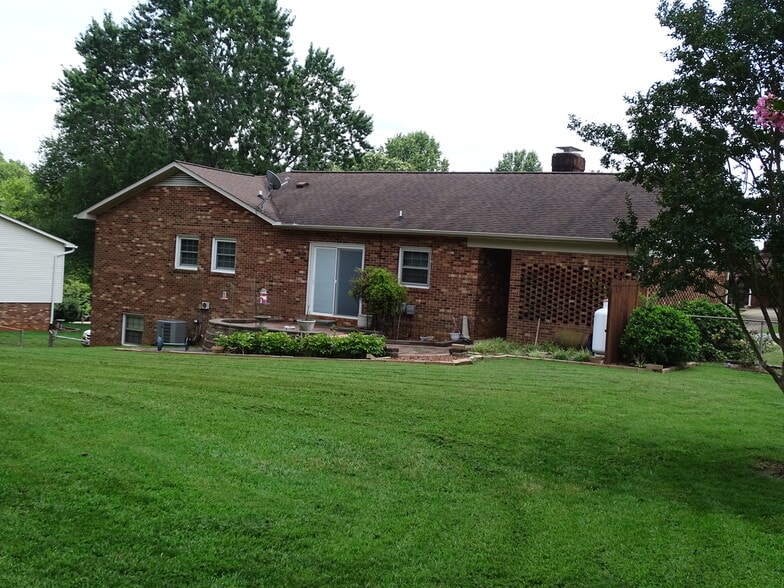 Fenced in backyard - 5694 Claridge Dr