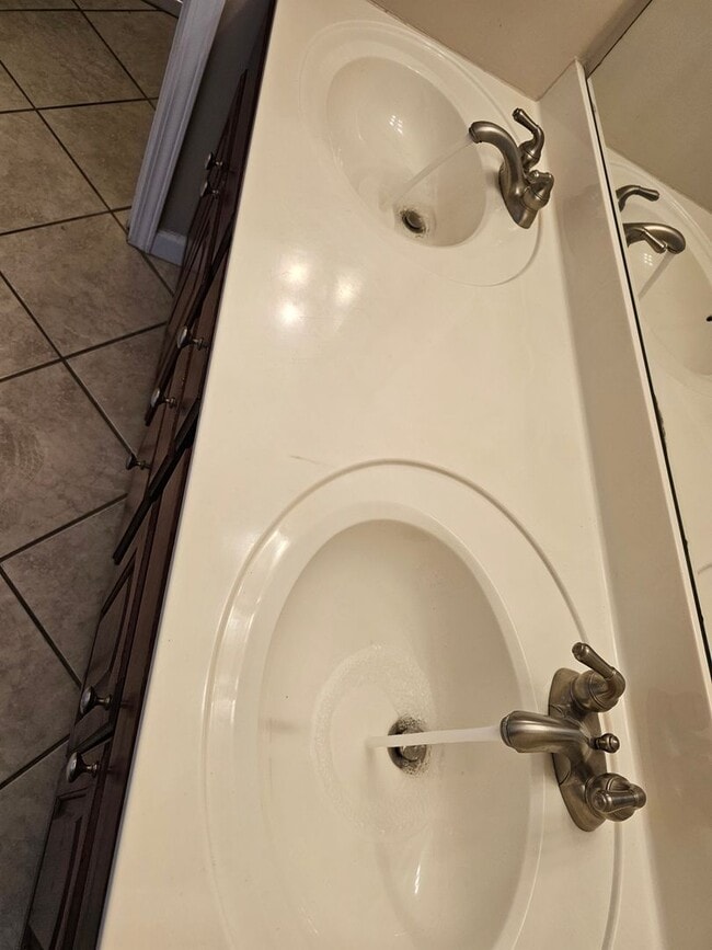 Building Photo - Wonderfully Remodeled Tri Level 3BR/2BTH S...