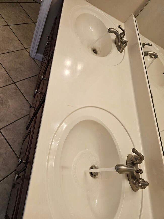 Building Photo - Wonderfully Remodeled Tri Level 3BR/2BTH Soulard Townhouse