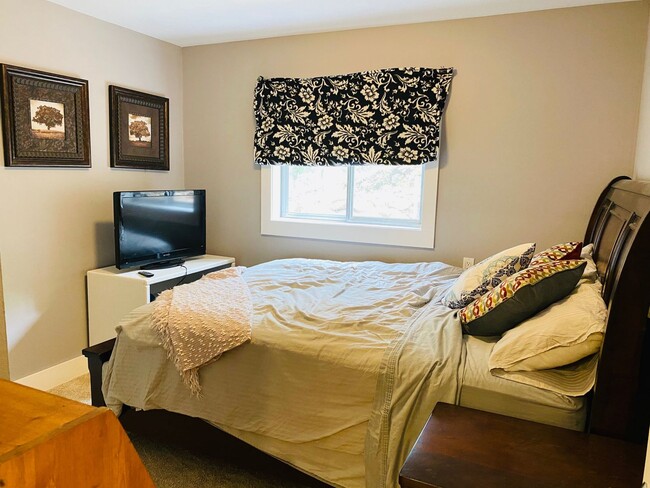 Building Photo - Executive Rental Fully Furnished PERFECT G...