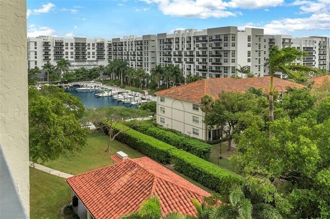 Building Photo - 3200 Port Royale Dr S