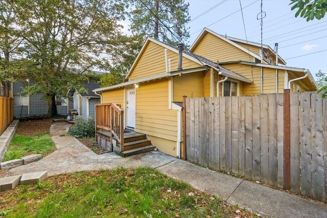 Building Photo - Charming Studio Apartment in Lakewood