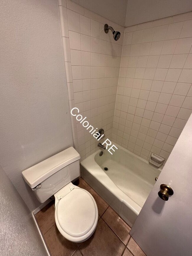 Building Photo - Spacious 3 bedroom 2 bathroom townhouse for rent. Fireplace in living area, washer/dryer hookups,...