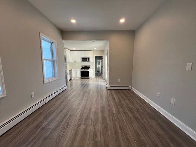 Building Photo - 318 Main St