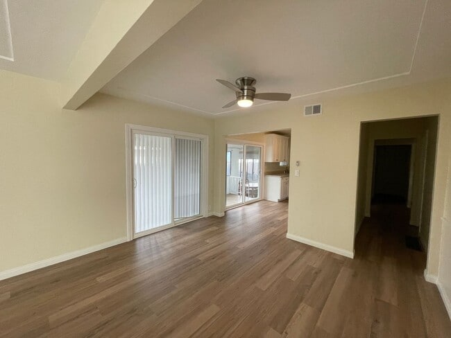 Building Photo - Large 5 bed 2 bath house