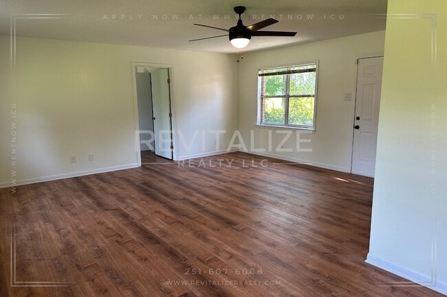 Building Photo - AVAILABLE NOW! 3 Bedroom/2 Bathroom House ...