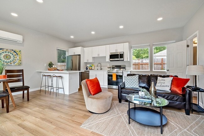 Building Photo - Spacious 4-Bedroom Home in South Capitol O...