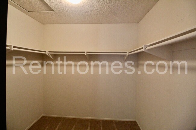 Building Photo - 13845 Davenport Ave
