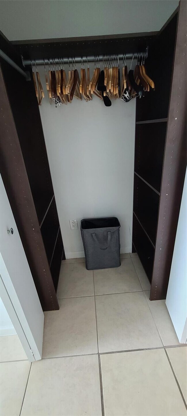 Building Photo - 7928 East Dr