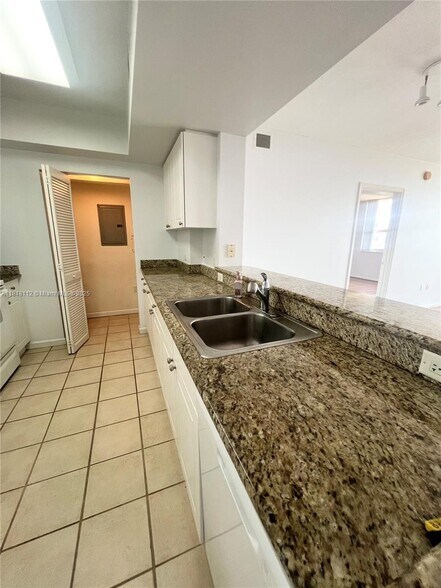 Building Photo - 19501 W Country Club Dr