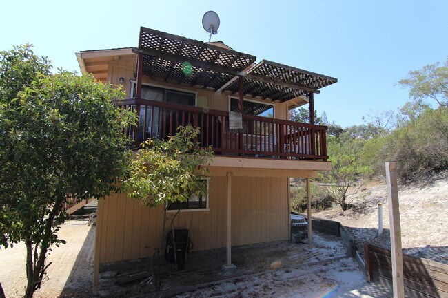 Building Photo - One Bedroom, Stand alone apartment on priv...