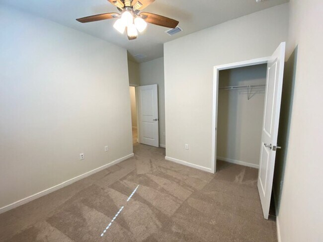 Building Photo - 4/2 Single family home