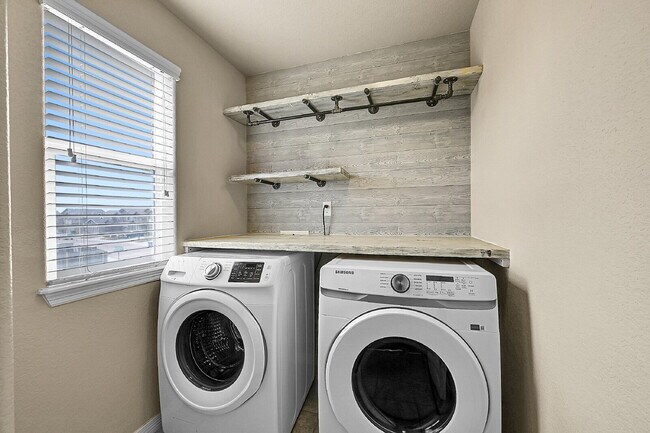 Building Photo - $2,145.00, 4-bed, 2.5-bath located in Colo...