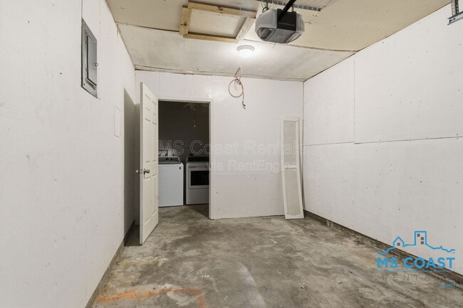 Building Photo - 208 Charles Ave