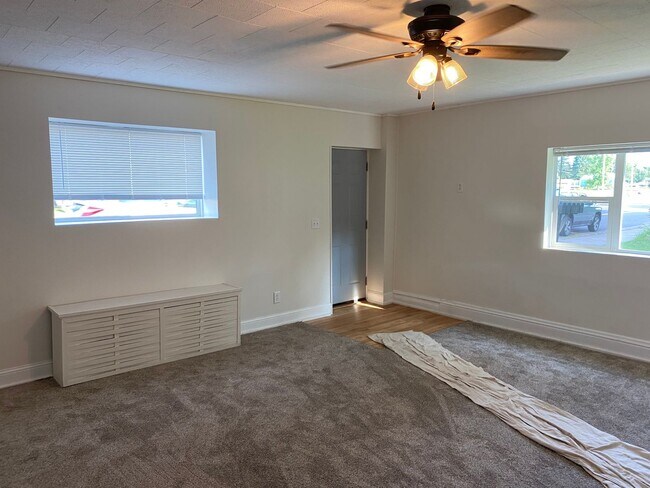 Building Photo - AVAILABLE SEPTEMBER - 1 BED 1 BATH