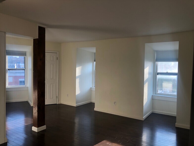 Primary Photo - 1 Ten Broeck St