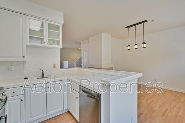 Building Photo - 146 Holly Ct