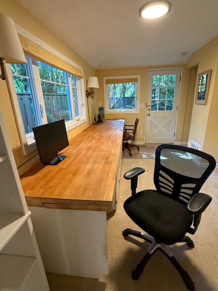 Building Photo - 9125 SW Monterey Pl